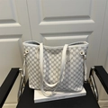 Witte grote tote bag met grijs M-patroon en gouden details op een boekje - Wit