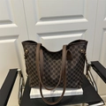 Bruine shopper tas met M-patroon en lange hengsels op een moderne stoel - Bruin