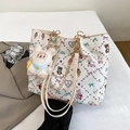 Borsa tote bianca con stampa cartoon, catena dorata e ciondolo a forma di coniglietto - Con Ciondolo / Bianco