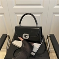 Elegante schwarze Handtasche aus Lackleder mit funkelnder G-Schnalle und Tragegriff - Schwarz