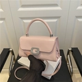 Elegante hellrosa glänzende Handtasche mit G-Schnalle aus Strass und Tragegriff - Rosa