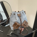 Hellblaue Jeans-Beuteltasche mit braunen Lederakzenten und Kordelzugverschluss - Blau