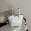 Elegante borsa a mano in ecopelle bianco crema con tracolla e logo alla moda - Bianco