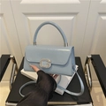 Hellblaue Handtasche aus Kunstleder mit funkelnder G-Schnalle und Strassbesatz - Blau