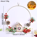 Ghirlanda natalizia in oro 30cm con bacche rosse, pigne e casetta di legno decorativa - 30cm / Oro