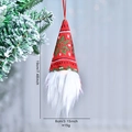 Gnomo di Natale con cappello rosso a fiocchi di neve e barba soffice su ramo innevato - Stile Fiocco Rosso e Verde (001)