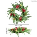 Ghirlanda natalizia in pino Norfolk con bacche rosse e campane, diametro di 45 cm - Stile Aghi di Pino Norfolk Simulato (GH0207S)