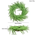 Ghirlanda di pino Norfolk da 50 cm con aghi di pino verdi e base in rattan naturale per Natale - Ghirlanda di pino Norfolk artificiale (GH0212S)