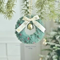 Couronne de Noël en peluche verte avec noeud crème, cloche dorée et 13 cm de large - Vert