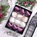 Luxuriöses Set aus 12 lila und cremefarbenen Satin-Weihnachtskugeln in schwarzer Box - Dreifarbiges Thema