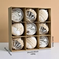 Set di 9 palline di Natale da 8cm in elegante confezione regalo in juta rustica - Stile C (XM0162S-C)