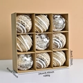 Set da 9 palline di Natale con glitter dorati e pizzo in scatola kraft da 24 cm - Stile D (XM0162S-D)