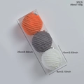 Set di 3 palline di Natale in peluche arancione, grigio e bianco con trama a spirale - 10cm / Serie Tricolore (XM0180S)