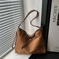 Borsa tote in pelle scamosciata marrone con fibbia decorativa e tracolla regolabile - Marrone