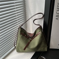 Grande borsa hobo in pelle scamosciata verde oliva e marrone con occhielli metallici decorativi - Verde