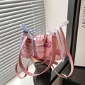 Y2K Schultertasche in Rosa mit Ketten, Metallsternen und blauen Schleifendetails - Rosa