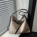 Bolso tote de ante beige con asas de cuero negro y detalles de remaches en luz suave - Caqui