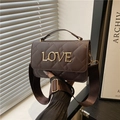 Borsa a cilindro trapuntata marrone scuro con lettere LOVE d'oro e tracolla larga - Marrone
