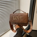 Borsa a cilindro trapuntata marrone con scritta LOVE dorata e tracolla larga - Marrone