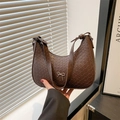 Sac croissant marron à texture tressée avec nœud métallique argenté élégant - Marron