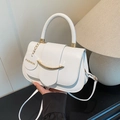 Elegante borsa a tracolla bianca in pelle con dettagli dorati e manico superiore - Bianco