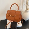 Borsa a tracolla in ecopelle marrone con finiture dorate e ciondolo alla moda - Marrone