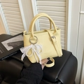 Mini borsa a tracolla in pelle litchi giallo chiaro con ciondolo a perla e fiocco - Con Ciondolo / Giallo
