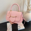 Elegante borsa a semicerchio rosa chiaro con finiture dorate e ciondolo alla moda - Rosa