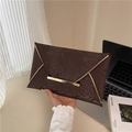 Dunkelbraune Umschlag-Clutch mit Schlangenhaut-Struktur und goldener Metallverzierung - Braun