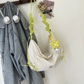 Weiße Falten-Umhängetasche mit grünem Rüschenriemen und Sonnenblumen-Anhänger - Mit Anhänger / Weiß