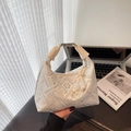 Borsa a bauletto bianca moderna con ricamo floreale dorato e ciondolo di perline decorativo - Bianco Sporco