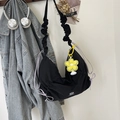 Schwarze sichelförmige Segeltuch-Umhängetasche mit Faltenriemen und Blumenanhänger - Mit Anhänger / Schwarz