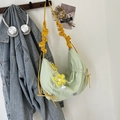 Hellgrüne Nylon-Halbmond-Umhängetasche mit gelbem Rüschengurt und Sonnenblumenanhänger - Mit Anhänger / Grün