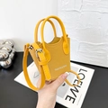 Mini leuchtend gelbe Eimertasche mit verstellbarem Riemen und modischem Logo-Aufdruck - Gelb