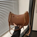 Bolso de hombro marrón en forma de luna con cuero de grano y cadena metálica dorada - Marrón