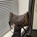 Bolso medialuna retro marrón con estampado de monograma dorado y cadena metálica - Marrón