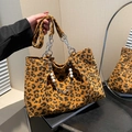 Tragetasche mit Leopardenmuster aus Cord mit silberner Kette und Perlenanhänger - Braun