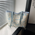 Minimalistische cremefarbene Tragetasche mit blauen Graffiti-Prints und Bärenmotiven am Fenster - Blau