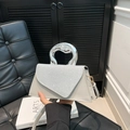 Silber glitzernde Trapezhandtasche mit flüssigem Metallgriff und schickem Umhängeriemen - Silber
