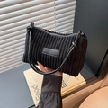 Borsa a spalla in velluto a coste nero con texture a righe e sottile tracolla chic - Nero
