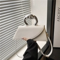 Bolso cuadrado blanco de estilo francés con asa escultórica de metal plateado y correa - Blanco