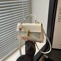 Glänzende weiße Lackleder-Baguette-Tasche mit verstellbarem Gurt und Gold-Metallverschluss - Weiß