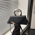 Bolso cuadrado negro minimalista con asa de metal esculpido y correa de cuero ajustable - Negro