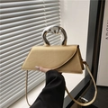Bolso trapecio francés color oro champán con mango creativo de metal plateado - Amarillo