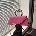 Bolso bandolera asimétrico magenta chic con asa escultórica de metal plateado - Rosa Rojo