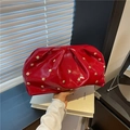 Rode glanzende wolkentas met gouden studs en geplooid ontwerp in modieuze handweergave - Rood