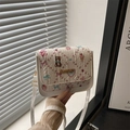 Weiße Lederhandtasche mit süßem Bären-Cartoon-Print und gefalteter Klappe für Damen - Weiß