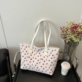 Witte minimalistische draagtas met kersenprint en stevige gouden klinknagels - Wit