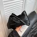 Borsa a spalla in pelle intrecciata nera con manico annodato e portamonete coordinato - Nero
