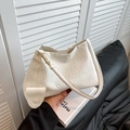 Borsa hobo bianca in ecopelle intrecciata con manico a nodo e design a spalla minimal - Bianco